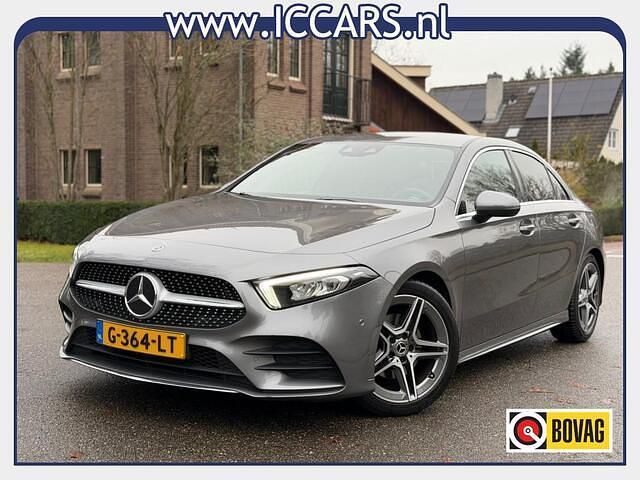 Grijs (metallic) Gebruikt 2019 Mercedes A180 AMG Sedan | € 21.995 (Eerlijke prijs) - Afbeelding 1/3