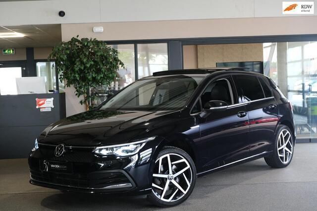 Zwart Gebruikt 2020 VW Golf VIII Style Hatchback | € 22.950 (Iets duurder) - Afbeelding 1/4