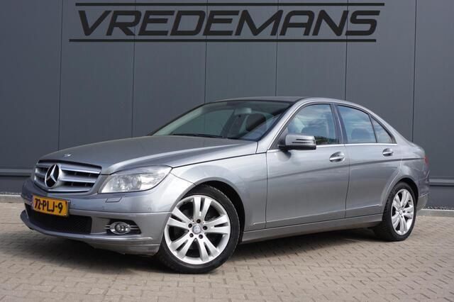 Grijs, metallic lak Gebruikt 2011 Mercedes C180 Avantgarde Sedan | € 4.450 (Eerlijke prijs) - Afbeelding 1/4