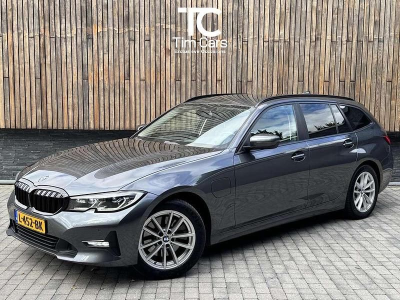 Grijs Occasion 2021 BMW 320e Executive Stationwagen | € 23.950 (Goede deal) - Afbeelding 1/4