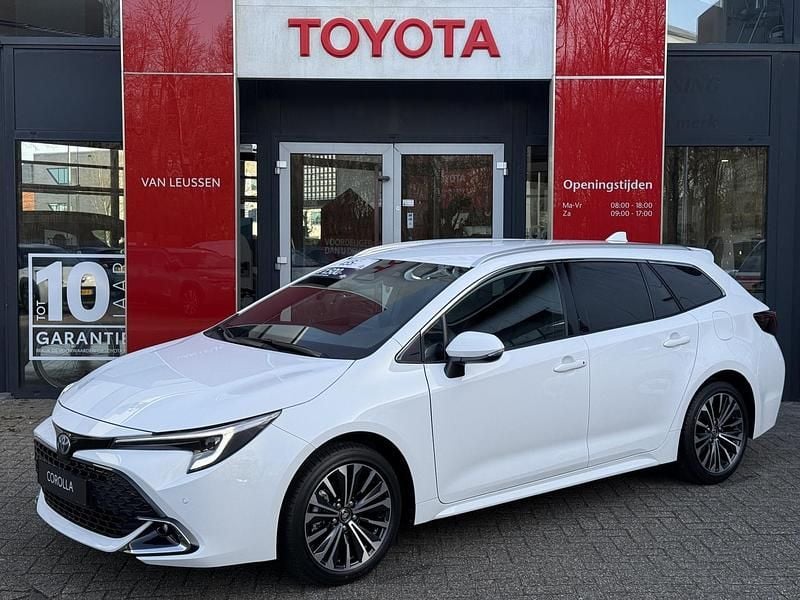 Wit Nieuw 2025 Toyota Corolla Hybrid Business Edition Stationwagen | € 36.900 - Afbeelding 1/4