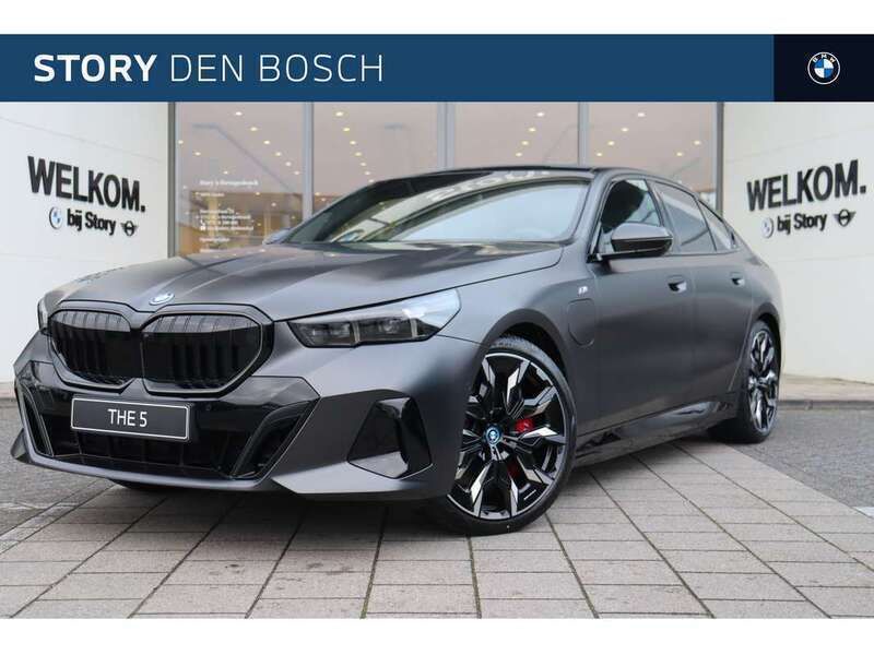 Grijs Nieuw 2024 BMW 550e Executive Sedan | € 111.807 (Duur) - Afbeelding 1/4