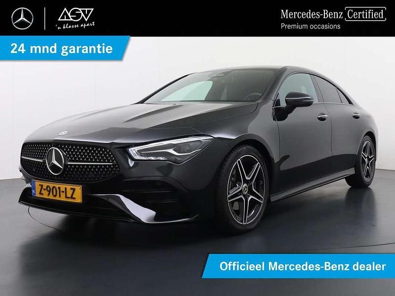 Zwart Gebruikt 2024 Mercedes CLA180 AMG line Sedan | € 37.895 (Eerlijke prijs) - Afbeelding 1/4