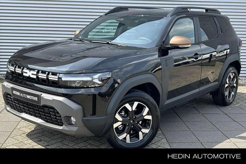 Zwart Nieuw 2025 Dacia Duster Journey SUV | € 35.097 (Iets duurder) - Afbeelding 1/4