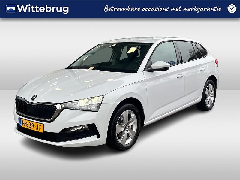 Wit Gebruikt 2021 Skoda Scala Ambition Hatchback | € 16.450 (Eerlijke prijs) - Afbeelding 1/3