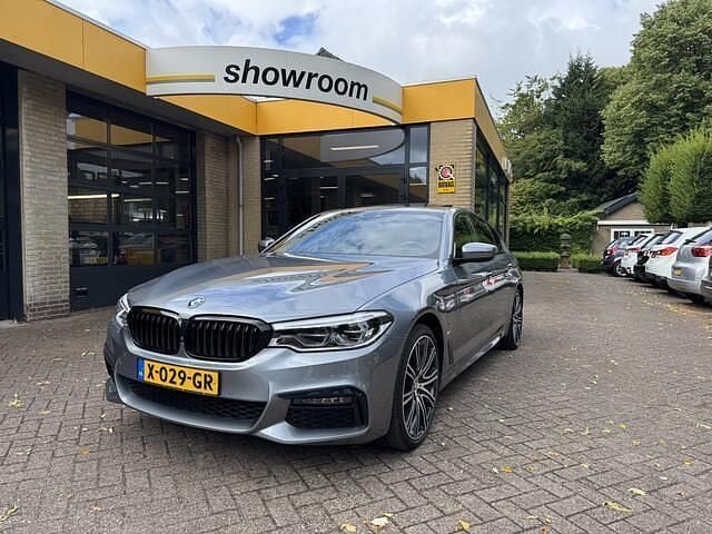 Grijs Gebruikt 2020 BMW 530e iPerformance Sedan | € 38.995 (Eerlijke prijs) - Afbeelding 1/4