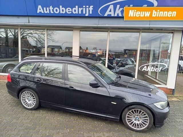 Zwart (metallic) Occasion 2008 BMW 318 Executive Stationwagen | € 2.900 (Eerlijke prijs) - Afbeelding 1/4