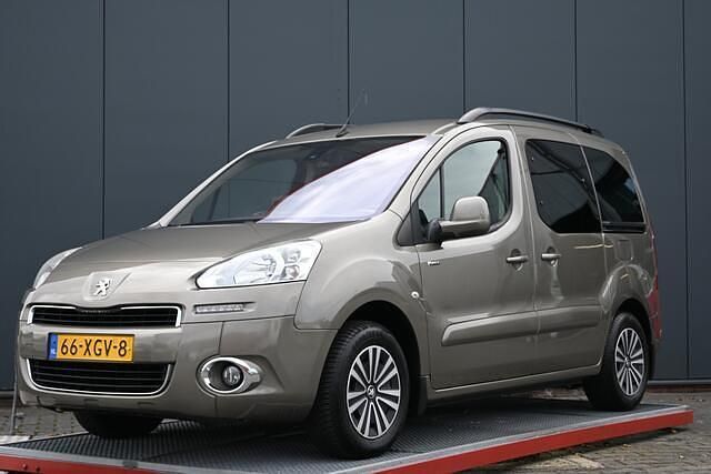 Groen, metallic lak Gebruikt 2012 Peugeot Partner Tepee Family MPV | € 6.950 (Iets duurder) - Afbeelding 1/4