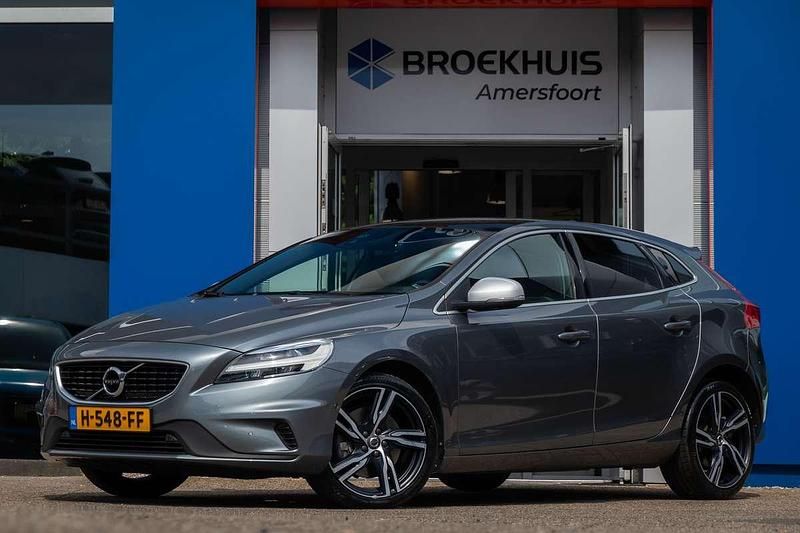 Grijs Gebruikt 2020 Volvo V40 Stationwagen | € 19.900 (Eerlijke prijs) - Afbeelding 1/4