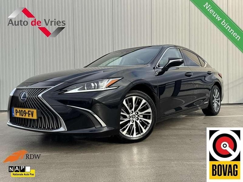 Zwart Occasion 2022 Lexus ES300 Business Edition Sedan | € 34.995 (Goede deal) - Afbeelding 1/4