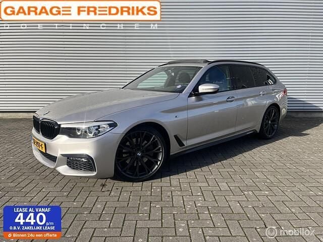 Grijs Gebruikt 2018 BMW 520 M Sport Stationwagen | € 27.435 (Eerlijke prijs) - Afbeelding 1/4