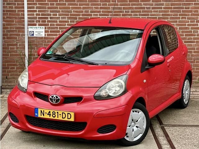 Occasion Toyota Aygo 68 PK (50 kW) 2009 Rood Hatchback