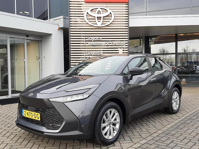 Grijs Occasion 2024 Toyota C-HR SUV | € 29.240 (Goede deal) - Afbeelding 1/4