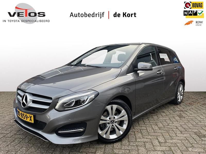 Grijs Gebruikt 2017 Mercedes B180 Ambition MPV | € 17.250 (Eerlijke prijs) - Afbeelding 1/4