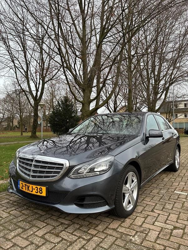 Grijs (metallic) Occasion 2014 Mercedes E200 Sedan | € 13.950 - Afbeelding 1/4