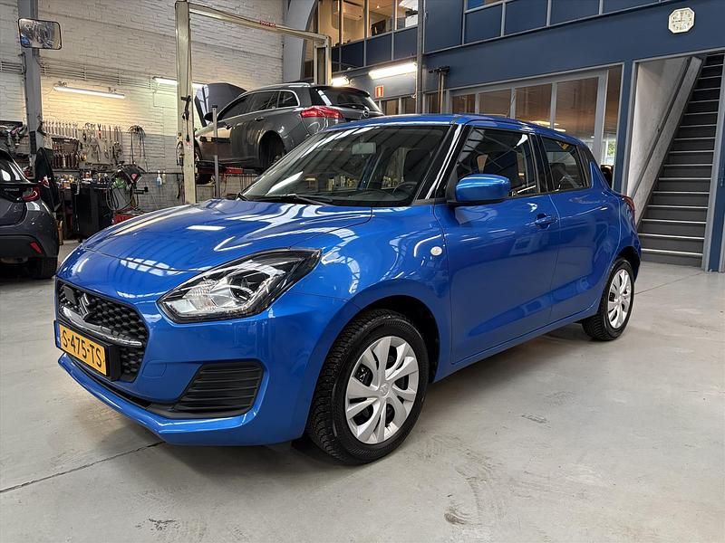 Blauw Gebruikt 2023 Suzuki Swift Comfort Hatchback | € 16.950 (Eerlijke prijs) - Afbeelding 1/4