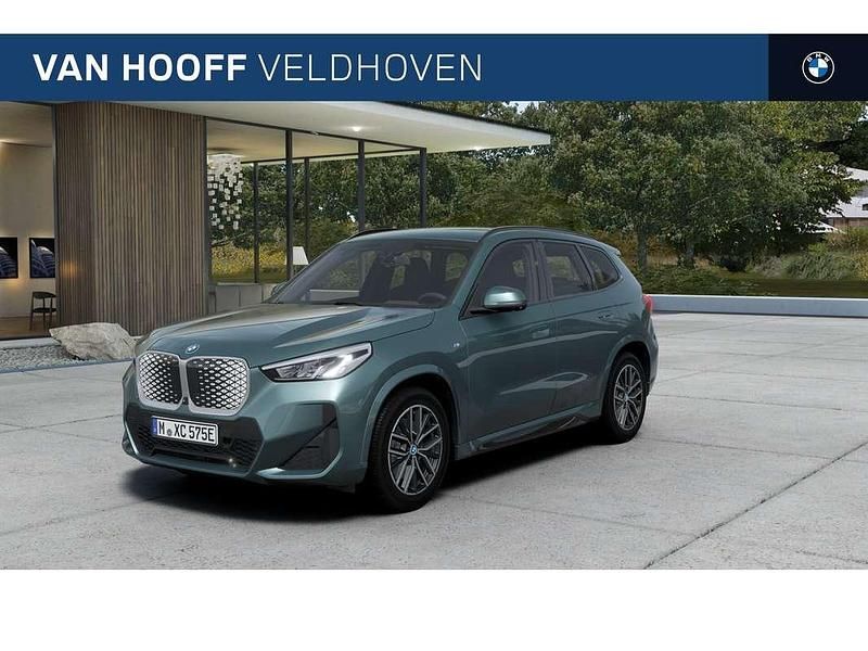 Groen Nieuw 2025 BMW iX1 M Sport SUV | € 53.907 (Super prijs) - Afbeelding 1/4