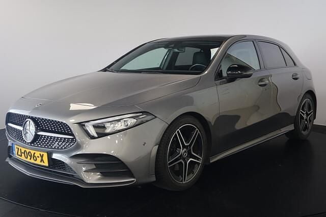 Grijs Gebruikt 2019 Mercedes A160 Business Hatchback | € 18.950 (Duur) - Afbeelding 1/4