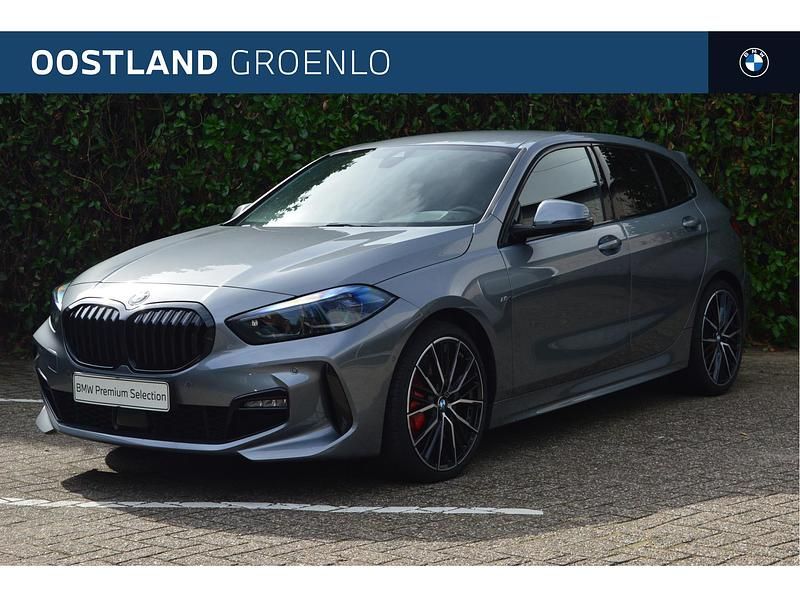 Grijs Gebruikt 2024 BMW 118 Comfort Edition Hatchback | € 33.400 (Goede deal) - Afbeelding 1/4