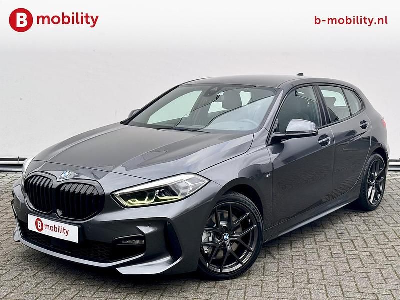 Grijs (metallic) Occasion 2021 BMW 120 Executive Hatchback | € 25.895 (Eerlijke prijs) - Afbeelding 1/3