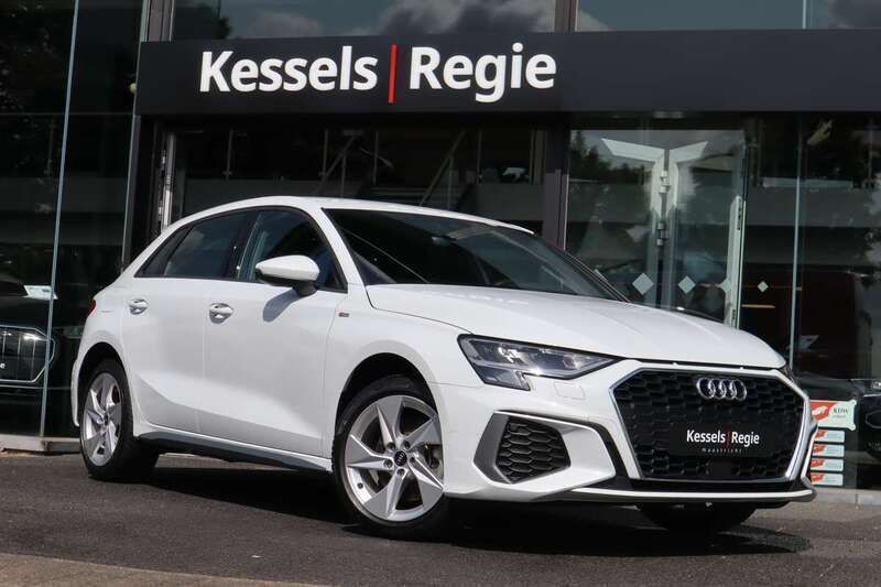 Wit, metallic lak Gebruikt 2021 Audi A3 Sportback S-Line Hatchback | € 27.950 - Afbeelding 1/4