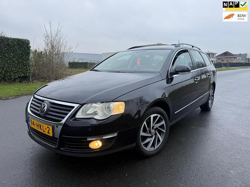 Zwart Occasion 2009 VW Passat Comfortline Stationwagen | € 2.799 (Eerlijke prijs) - Afbeelding 1/4