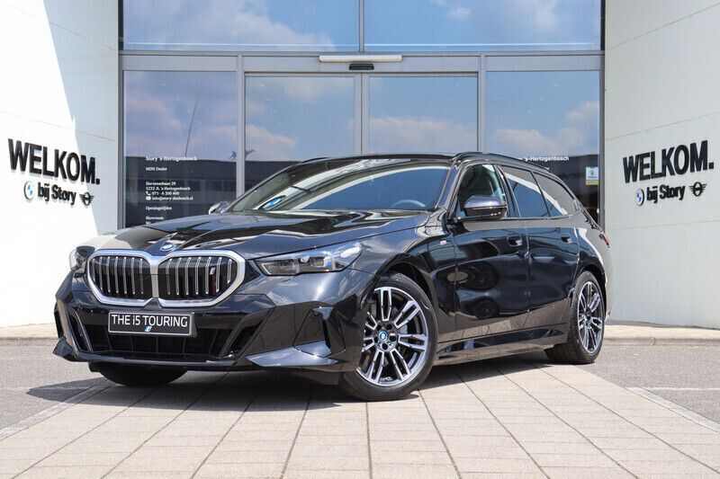 Saphirschwarz Nieuw 2024 BMW i5 M Sport Sedan | € 82.100 (Super prijs) - Afbeelding 1/4