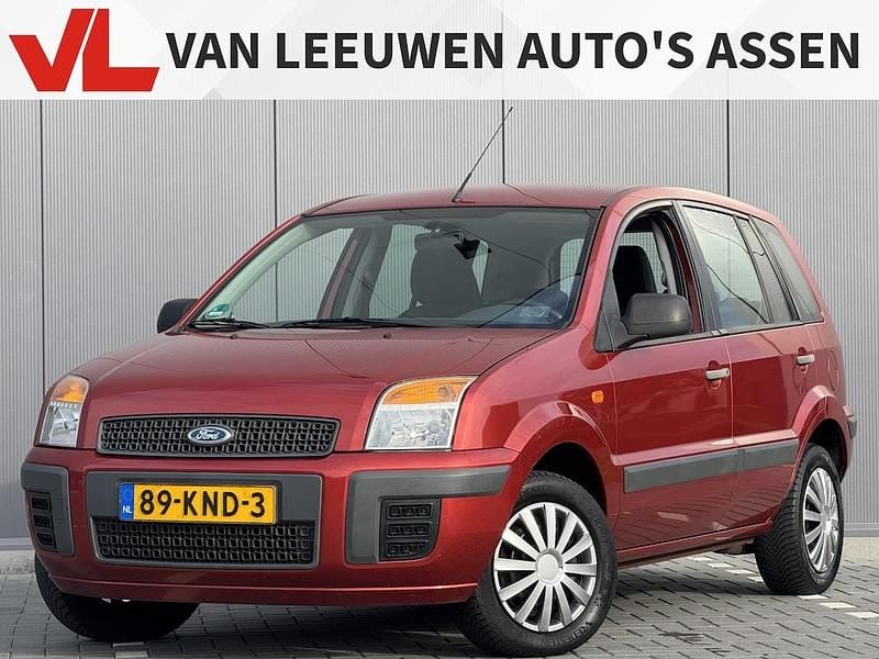 Rood (metallic) Gebruikt 2010 Ford Fusion Cool & Sound Edition MPV | € 1.448 (Goede deal) - Afbeelding 1/4