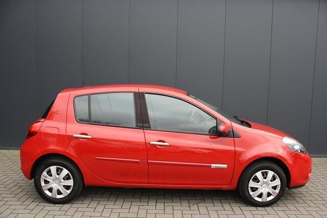 Occasion Renault Clio II Expression 75 PK (55 kW) 2010 Rood Hatchback