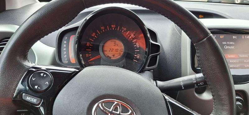 Wit Occasion 2014 Toyota Aygo X-play Hatchback | € 4.400 (Eerlijke prijs) - Afbeelding 1/4