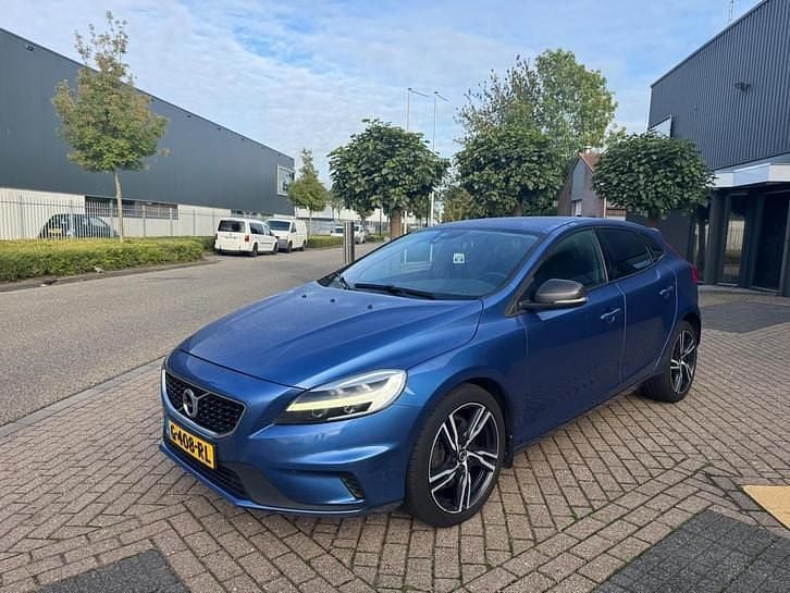 Blauw Occasion 2017 Volvo V40 R-Design Hatchback | € 7.950 (Super prijs) - Afbeelding 1/4