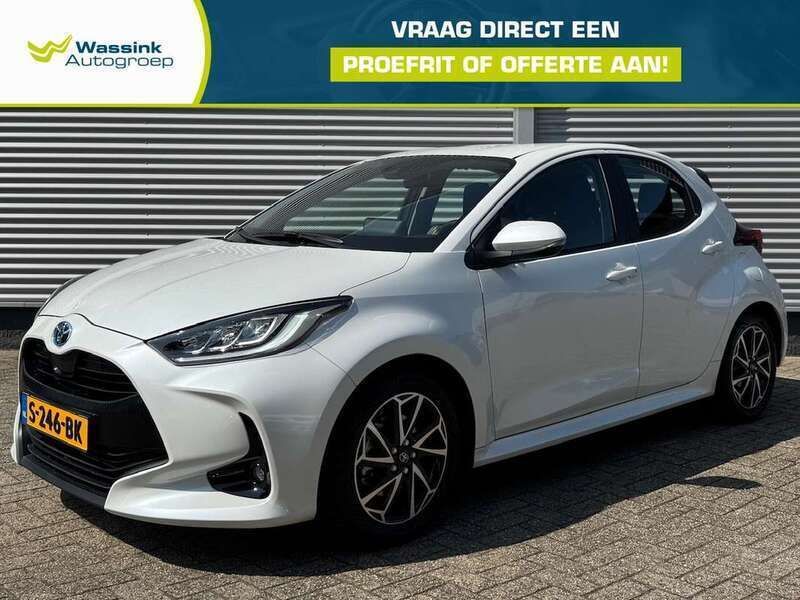 Wit, metallic lak Gebruikt 2023 Toyota Yaris Hybrid Hatchback | € 21.440 (Goede deal) - Afbeelding 1/4