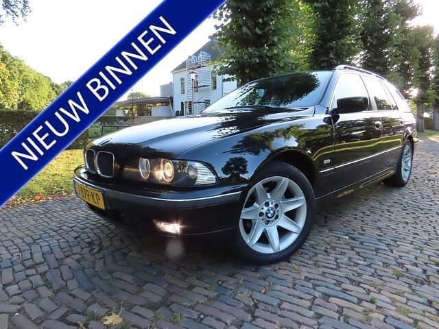 Zwart Gebruikt 2000 BMW 520 Executive Stationwagen | € 3.950 (Eerlijke prijs) - Afbeelding 1/4