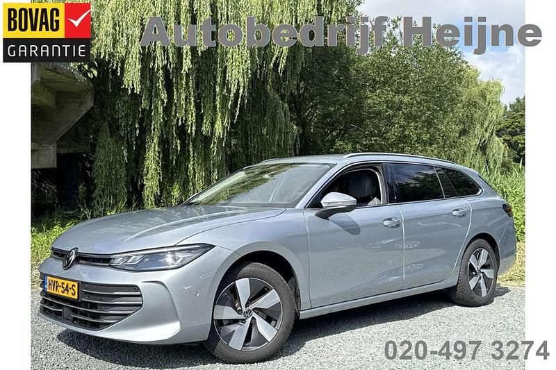 Zilver, metallic lak Gebruikt 2024 VW Passat Business Stationwagen | € 36.745 (Eerlijke prijs) - Afbeelding 1/4
