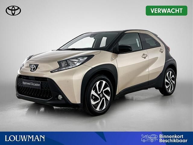 Creme metallic Gebruikt 2024 Toyota Aygo Premium Hatchback | € 22.950 (Iets duurder) - Afbeelding 1/4