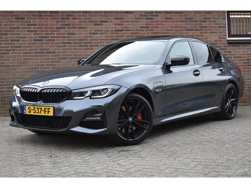 Grijs Occasion 2022 BMW 330 Executive Sedan | € 26.949 (Super prijs) - Afbeelding 1/4