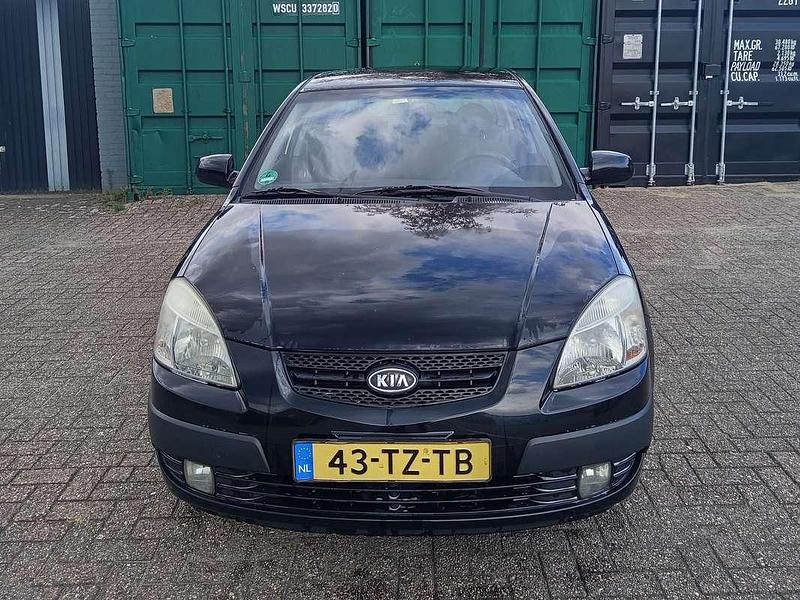 Zwart Gebruikt 2007 Kia Rio Hatchback | € 1.950 (Eerlijke prijs) - Afbeelding 1/4