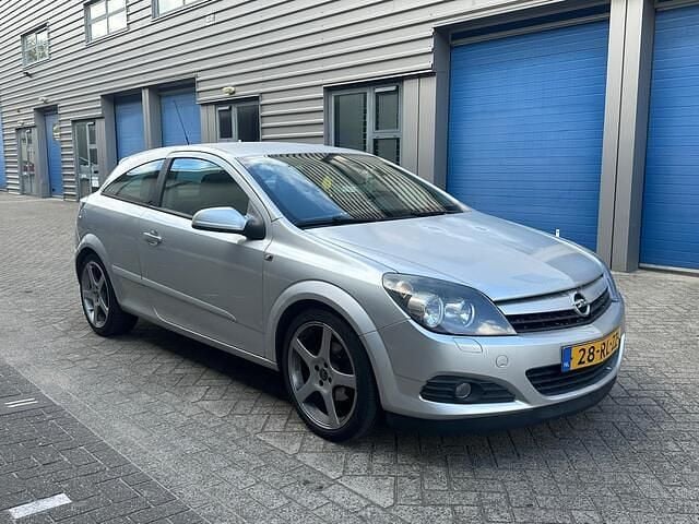 Grijs Gebruikt 2005 Opel Astra GTC Enjoy Hatchback | € 995 (Goede deal) - Afbeelding 1/4