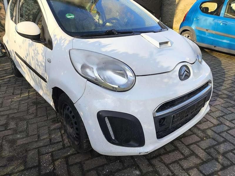 Wit Occasion 2012 Citroën C1 Attraction Hatchback | € 1.500 (Eerlijke prijs) - Afbeelding 1/4