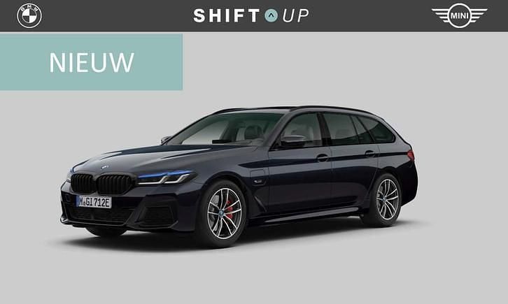 Zwart Gebruikt 2023 BMW 530e M Sport Stationwagen | € 43.940 (Iets duurder) - Afbeelding 1/3
