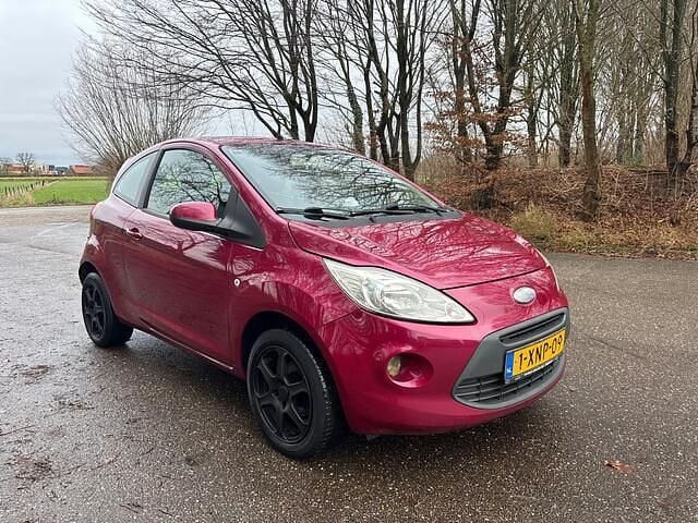 Rood Occasion 2009 Ford Ka Titanium Hatchback | € 1.950 (Eerlijke prijs) - Afbeelding 1/4