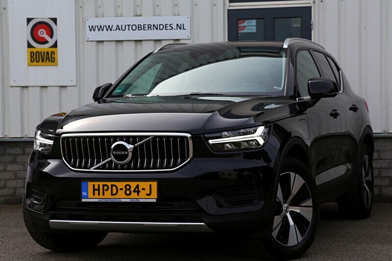 Zwart, metallic lak Gebruikt 2021 Volvo XC40 Core SUV | € 36.900 (Eerlijke prijs) - Afbeelding 1/4