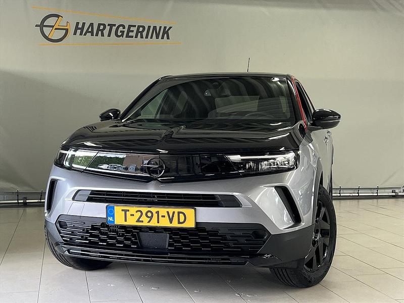 Grijs Gebruikt 2023 Opel Mokka GS Line SUV | € 25.725 (Eerlijke prijs) - Afbeelding 1/3