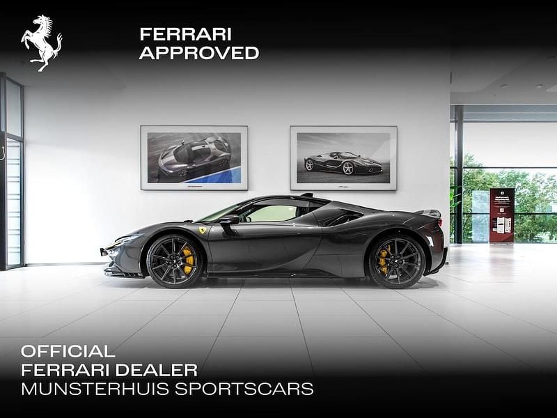 Grijs Gebruikt 2022 Ferrari SF90 Coupé | € 479.500 (Duur) - Afbeelding 1/4