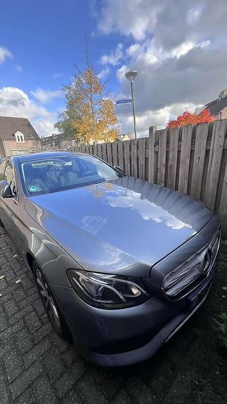 Grijs Gebruikt 2016 Mercedes E200 Ambition Sedan | € 25.000 (Eerlijke prijs) - Afbeelding 1/4
