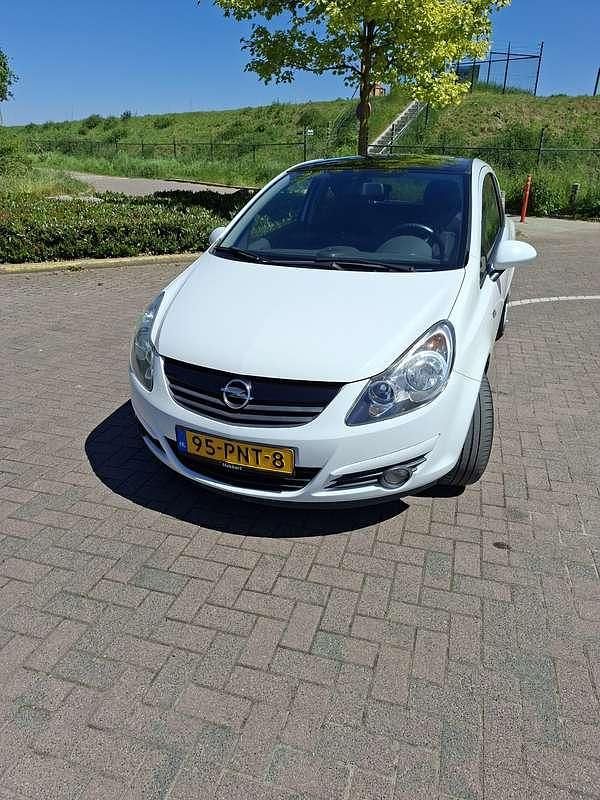 Wit Gebruikt 2011 Opel Corsa Color Edition MPV | € 4.250 (Eerlijke prijs) - Afbeelding 1/4