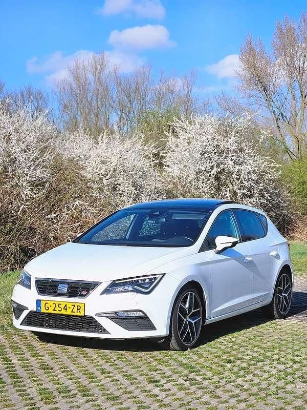 Wit Gebruikt 2020 Seat Leon FR Hatchback | € 12.500 (Goede deal) - Afbeelding 1/4