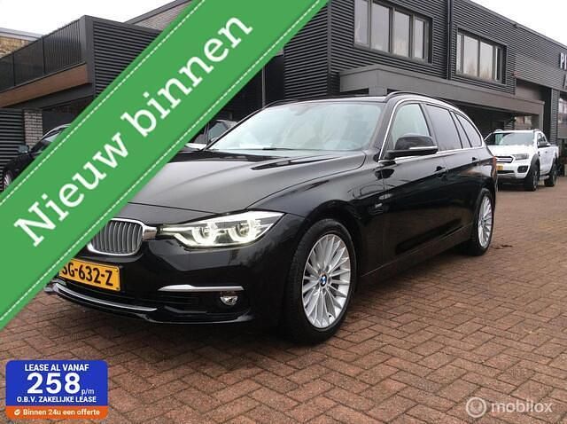 Zwart Occasion 2018 BMW 318 Luxury Line Stationwagen | € 15.950 (Eerlijke prijs) - Afbeelding 1/4