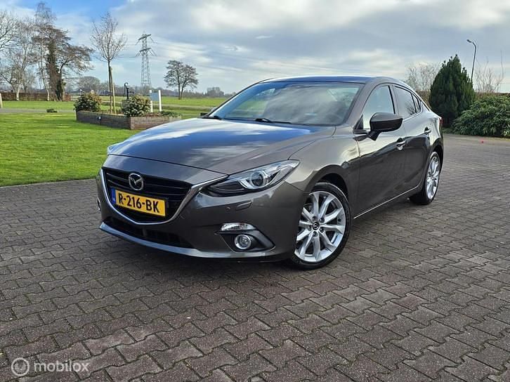 Bruin Occasion 2014 Mazda 3 Sedan | € 11.950 (Eerlijke prijs) - Afbeelding 1/4