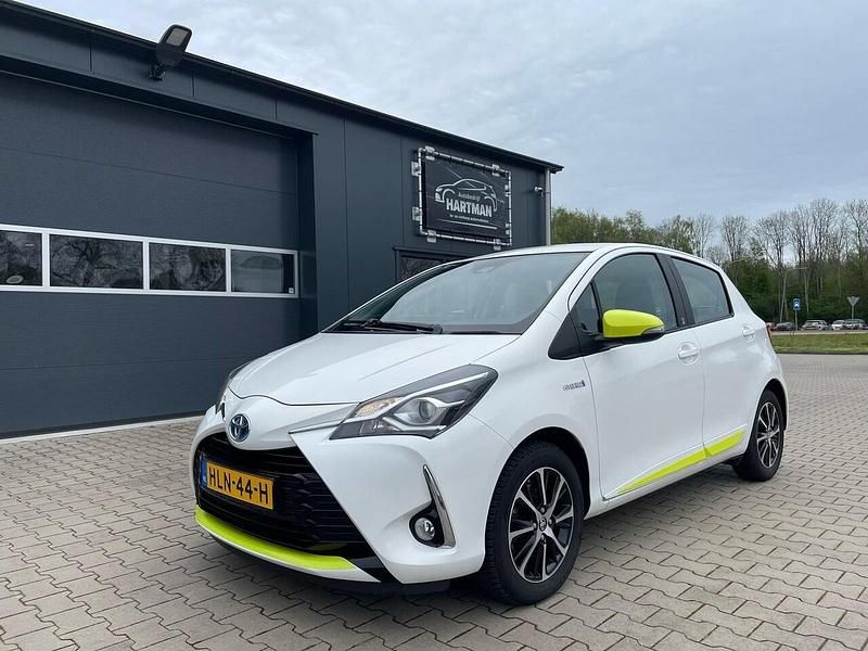 Wit Occasion 2018 Toyota Yaris Hybrid Active Hatchback | € 12.950 (Super prijs) - Afbeelding 1/4